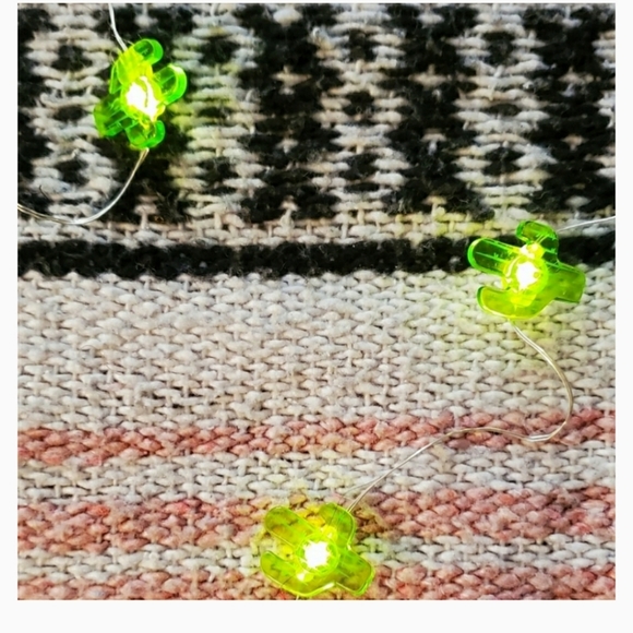 ☘️🌵 Pretty cactus string lights! - Picture 2 of 3